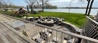 Kohl Manor Luxury Lake 8-br exclusive retreat Pool, Cinema, Arcade on LacLaBelle