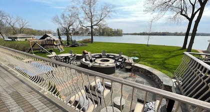 Kohl Manor Luxury Lake 8-br exclusive retreat Pool, Cinema, Arcade on LacLaBelle