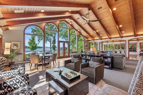 Kohl Manor Luxury Lake 8br year round retreat Pool, Cinema, Arcade on LacLaBelle