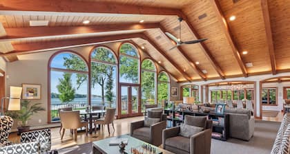 Kohl Manor Luxury Lake 8br year round retreat Pool, Cinema, Arcade on LacLaBelle
