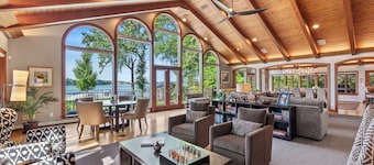 Kohl Manor Luxury Lake 8br year round retreat Pool, Cinema, Arcade on LacLaBelle