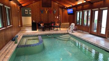 Een binnenzwembad en een verwarmd zwembad