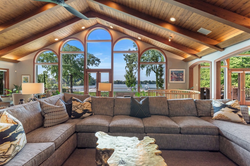 Kohl Manor Luxury Lake 8br Year Round Retreat Pool, Cinema, Arcade On Laclabelle - Oconomowoc, WI