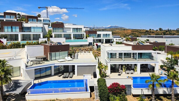 A modern residential area with multiple houses, each featuring a swimming pool and a view of the mountains. - 4 bedroom townhouse in La Cala (Mijas Costa)