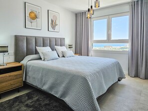 4 chambres, coffres-forts dans les chambres, fer et planche à repasser