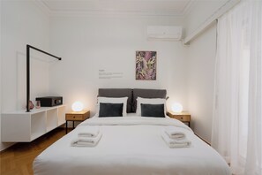 2 bedrooms, in-room safe, individually decorated, individually furnished - Modern apartment near Lycabettus hill with balcony (Athens)
