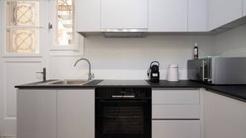 Design-huoneisto, keittiö, kaupunkinäköala | Yksityinen keittiö | Jääkaappi, mikroaaltouuni, uuni, liesi