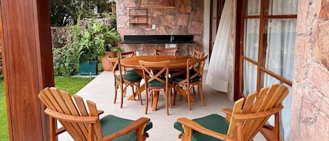 Basic Apartment | Tempat makan luar