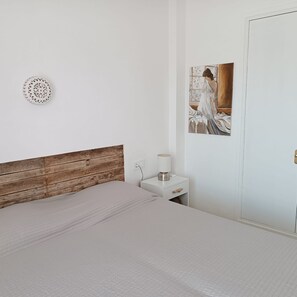 Iron/ironing board, bed sheets