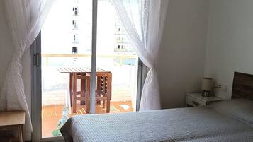 1 slaapkamer, een strijkplank/strijkijzer, beddengoed