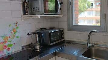 Een koelkast, een magnetron, een oven, een vaatwasser