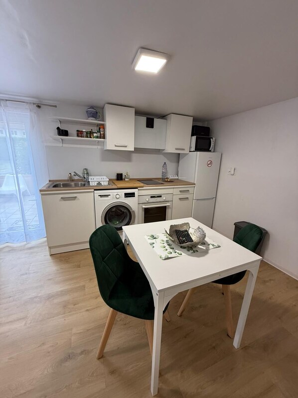 Micro-ondes, four, plaque de cuisson