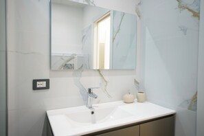 Douche, sèche-cheveux, bidet, serviettes fournies