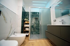 Douche, sèche-cheveux, bidet, serviettes fournies