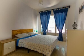 2 quartos, ferros/tábuas de passar roupa, roupa de cama