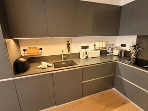 Een koelkast, een microgolfoven, een oven, een vaatwasser