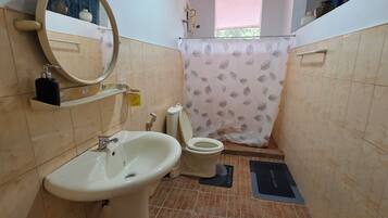 Habitación doble Confort, balcón, vista a la montaña | Baño | Regadera, jabón, shampoo, papel de baño