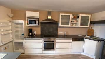 Kühlschrank, Mikrowelle, Herdplatte, Geschirrspüler