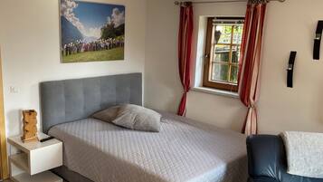 2 Schlafzimmer, Reisekinderbett, kostenloses WLAN, Bettwäsche