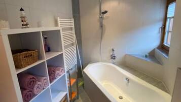 SĂšche-cheveux, serviettes fournies, papier toilette