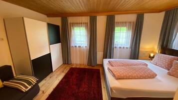 2 bedrooms, travel crib, free WiFi, bed sheets