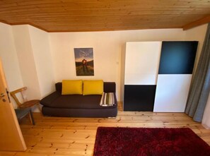 Smart-TV, Tischtennisplatte, Bücher