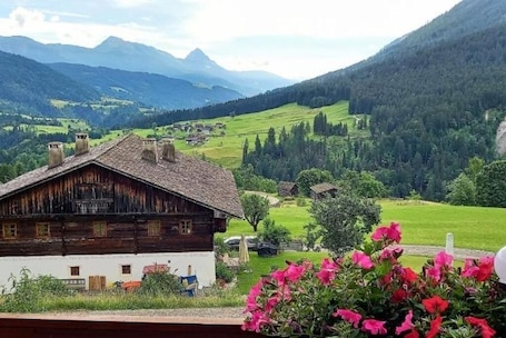 Exterior. Mountain view vacation apartment for two