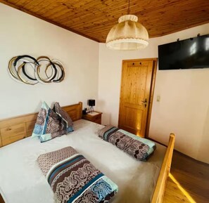 1 Schlafzimmer, Reisekinderbett, kostenloses WLAN, Bettwäsche