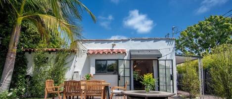 屋外ダイニングエリア