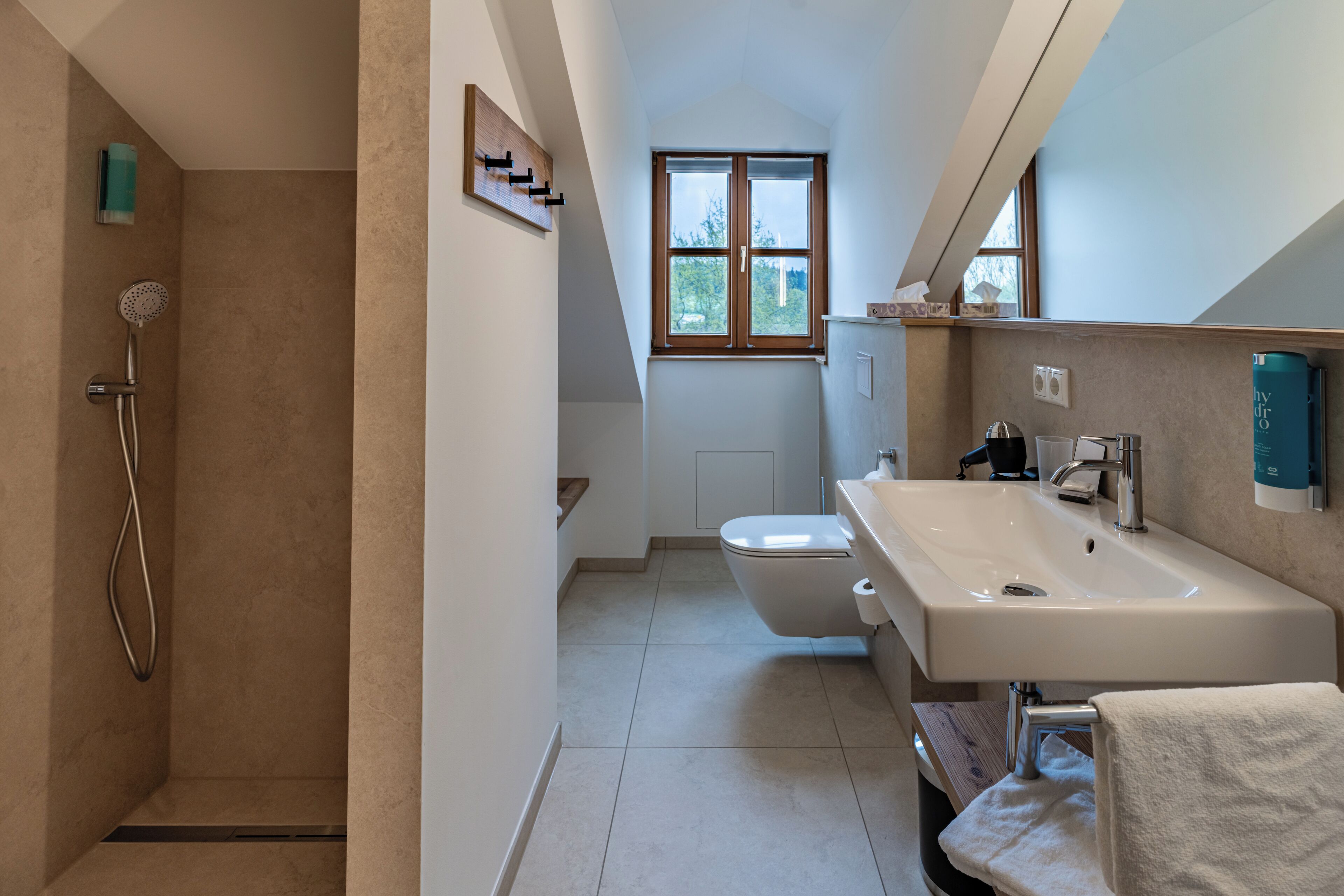 Articles de toilette gratuits, sèche-cheveux, serviettes fournies, savon