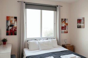 3 bedrooms, desk, iron/ironing board, free WiFi