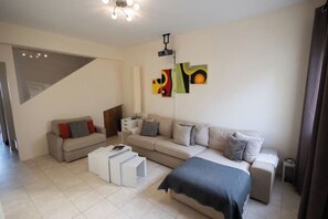 Smart TV, books, music library, video library - Leah's Deluxe Villa (Tersefanou)