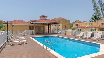 Hồ bơi ngoài trời