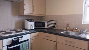 Lemari es, microwave, oven, dan kompor