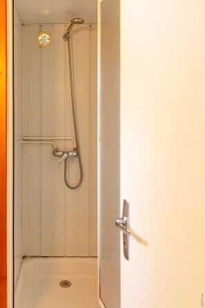 Shower, hair dryer, toilet paper - Le Cocon du Cèdre - Terrace - Swimming pool (Rivières)