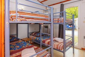 2 bedrooms, iron/ironing board, free WiFi