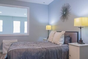 2 bedrooms, iron/ironing board, travel crib, WiFi - Downtown Tempe Escape, Comm. Pool, Walk to ASU (Tempe)