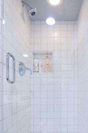 Shower, towels - Downtown Tempe Escape, Comm. Pool, Walk to ASU (Tempe)