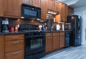 Réfrigérateur, micro-ondes, plaque de cuisson, lave-vaisselle