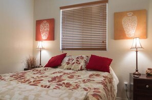 2 bedrooms, iron/ironing board, travel cot, WiFi - North Phoenix Condo – Sunset Views + Community Heated Pool (Phoenix)