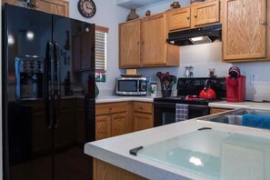 Kühlschrank, Mikrowelle, Herdplatte, Geschirrspüler