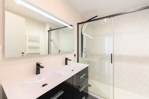 Shower, hair dryer - Espacio Versatil in Madrid : Mixed rental of 2 bedrooms to live and work in Madrid (Madrid)
