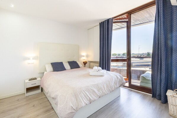 1 bedroom, iron/ironing board - Perfect getaway in Madrid: 1-bedroom flat with pool and balcony, ideal for your holidays (Madrid)