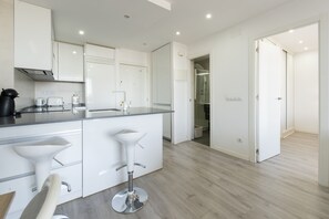 Fridge, microwave, oven, toaster - Perfect getaway in Madrid: 1-bedroom flat with pool and balcony, ideal for your holidays (Madrid)