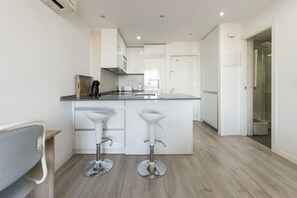 Fridge, microwave, oven, toaster - Perfect getaway in Madrid: 1-bedroom flat with pool and balcony, ideal for your holidays (Madrid)