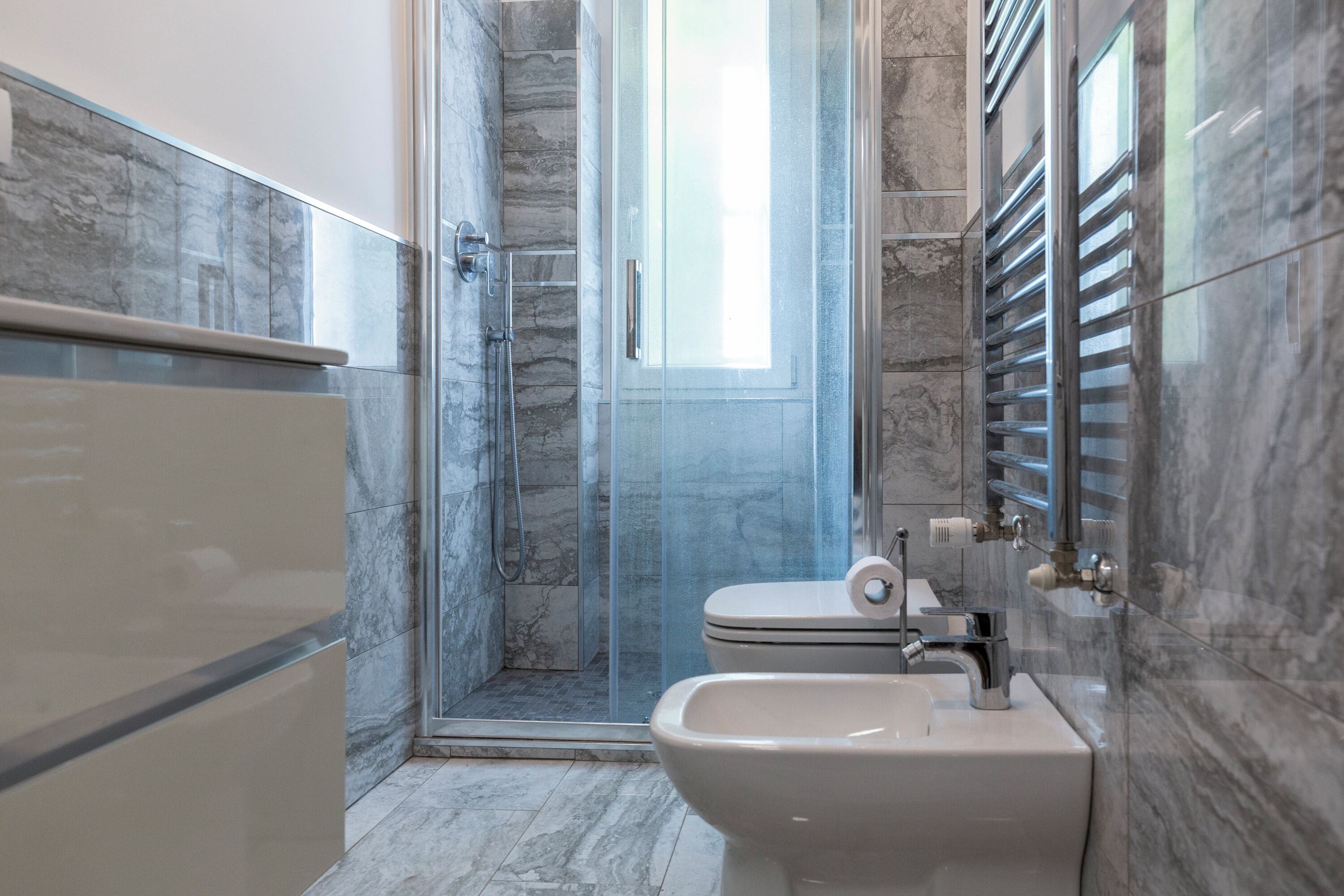 Classic-Apartment | Badezimmer | Dusche, kostenlose Toilettenartikel, Handtücher, Seife