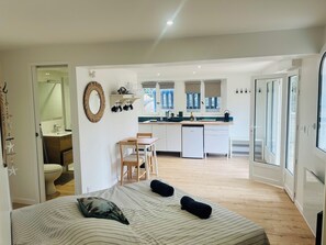 Tabla de planchar con plancha, wifi gratis, ropa de cama