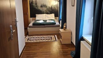 Habitación familiar, vistas a la montaña | Espacio para trabajar con un portátil y tabla de planchar con plancha