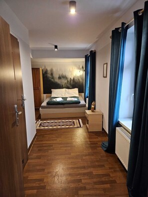 Quarto família, vista para a montanha | Espaço de trabalho para notebook, ferros/tábuas de passar roupa