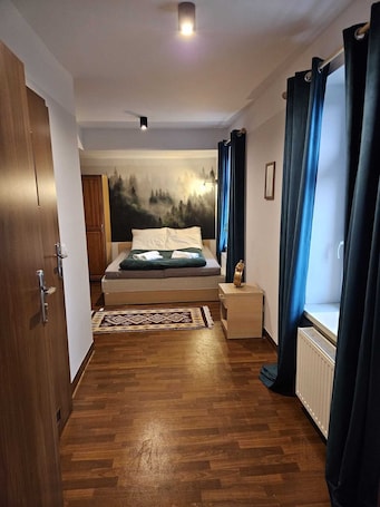 Family Room, Mountain View | Laptop workspace, iron/ironing board, free WiFi